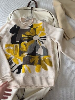 Hermès PULL COL ROND knit sweater Comes with original
Hermès dust bag.